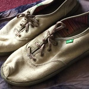 Sanuk shoes size 10